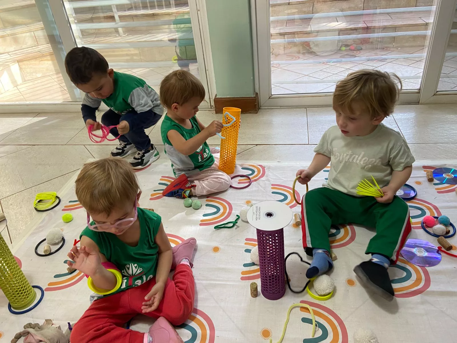 Descobrir com as próprias mãos: jogo heurístico movimenta a curiosidade na Escola Ítalo